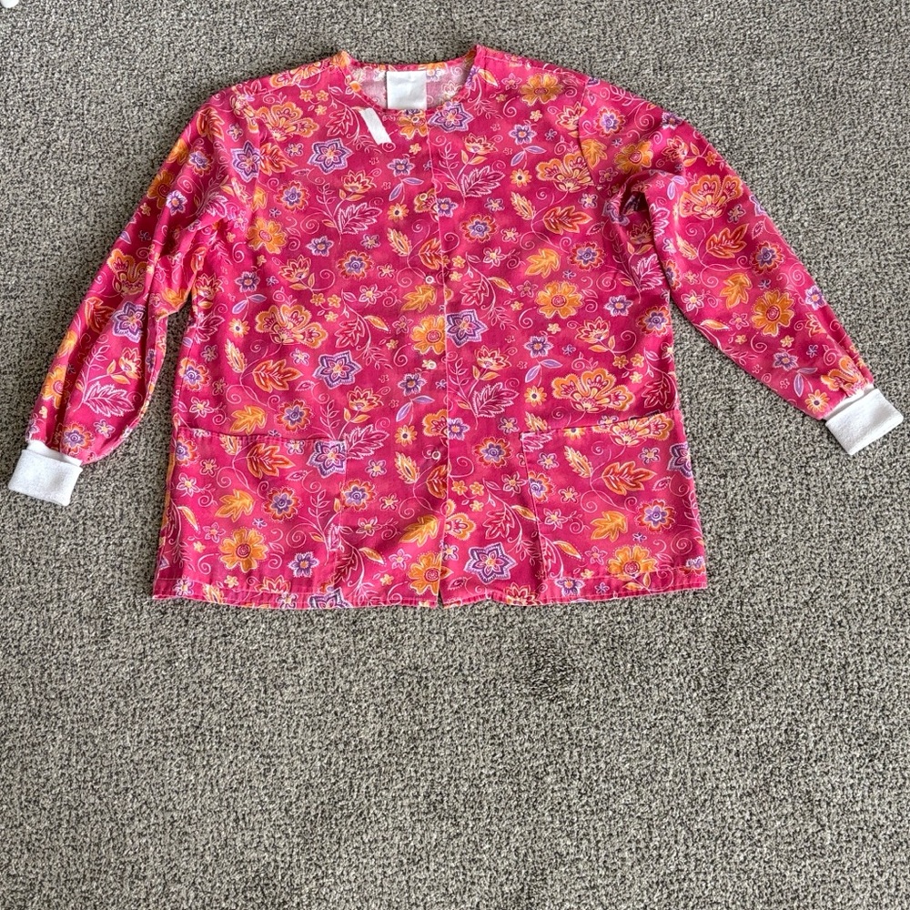 Lot of 15 Scrub Tops - Picture 10 of 10
